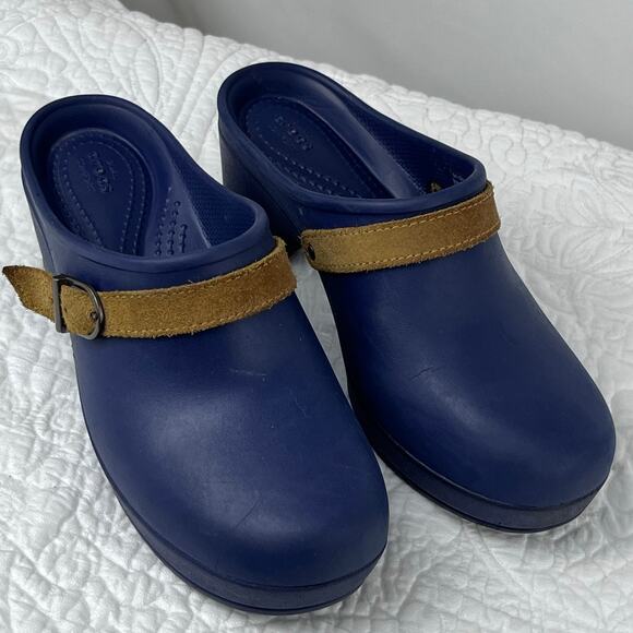 Crocs Women's Size 6 Slip On Clogs with Leather Trim Vacation Beach Pool - Picture 1 of 11